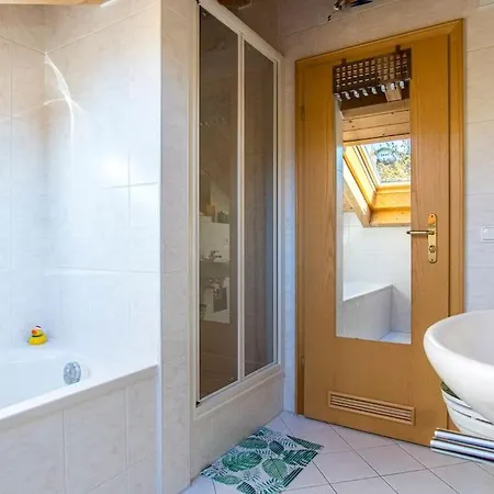 Apartment Luxury Living Near Weissensee +balcony +netflix